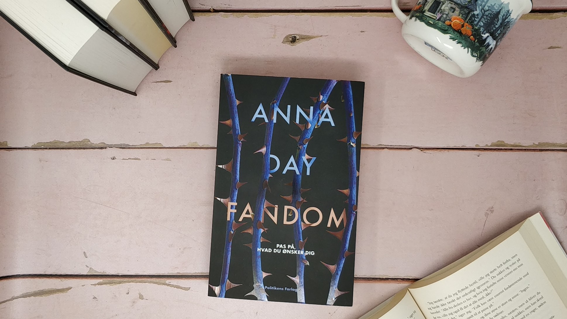 Fandom af Anna Day på en pink baggrund