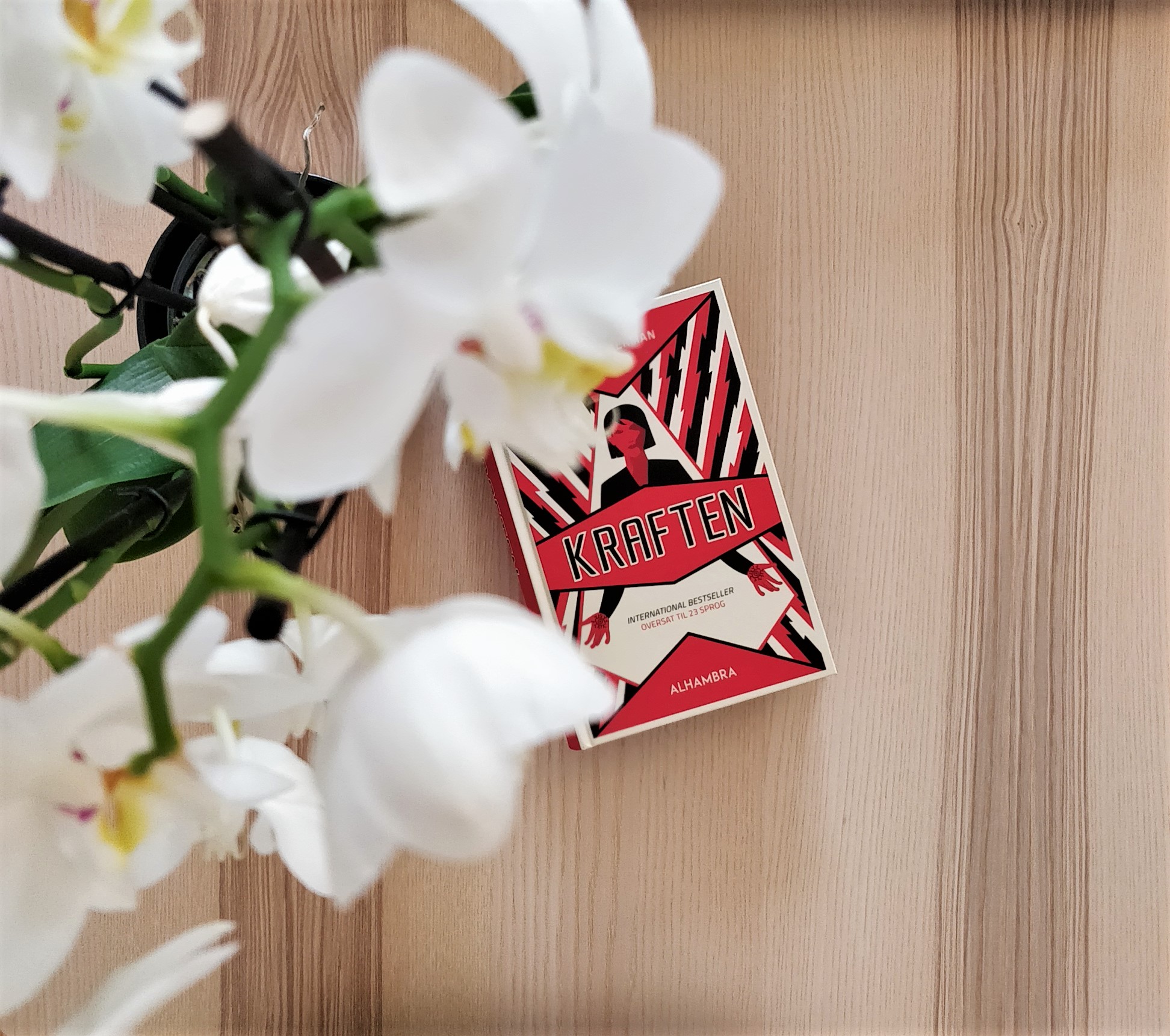 The Danish edition of The Power by Naomi Alderman on a wooden desk.